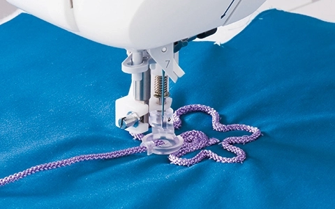 Pied pose cordelette et broderie JUKI