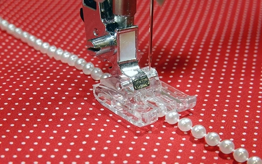 Pied passepoil et perles JUKI