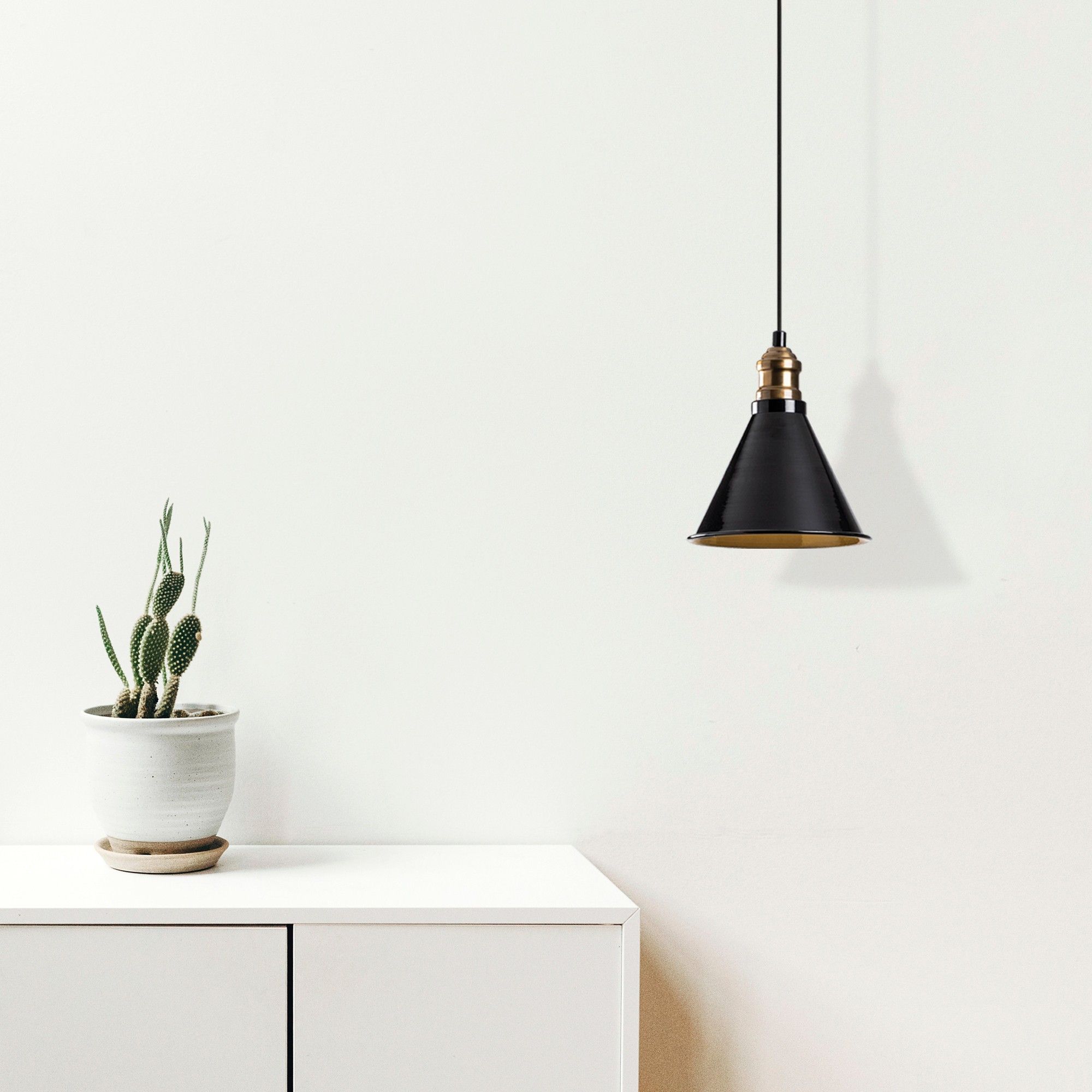 Lustre Sheen | 19cm Dia | 117cm H | Ajustable | Noir