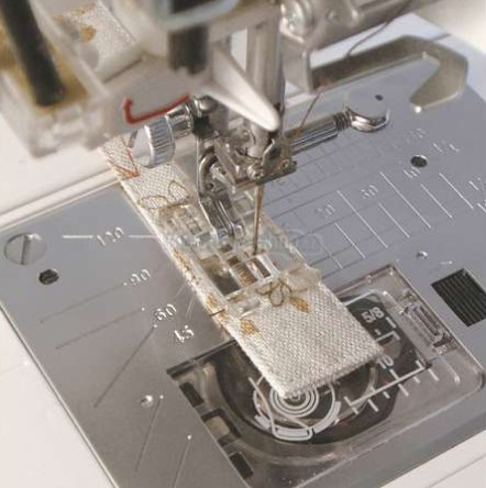 Pied pour boutonnière B pour les machines à coudre Janome.