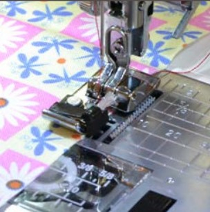 Pied "C" pour surjet enrobé Janome