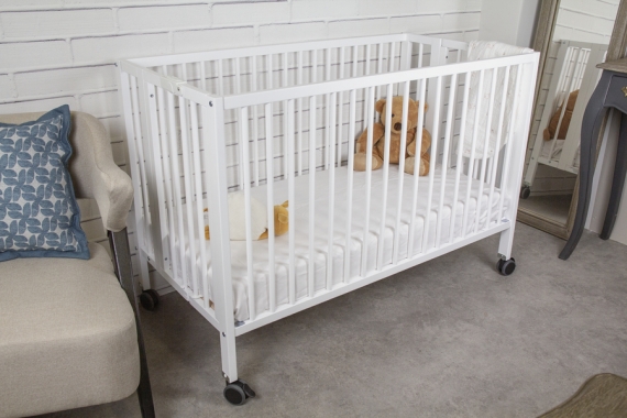 Zusammenklappbares Kinderbett aus Holz