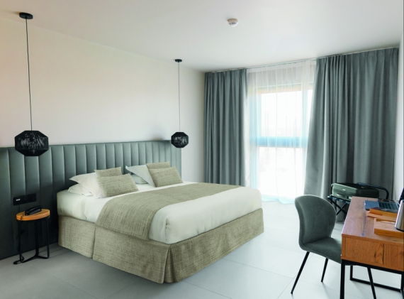 435 g-m2 quilted bed runner Altic Collection