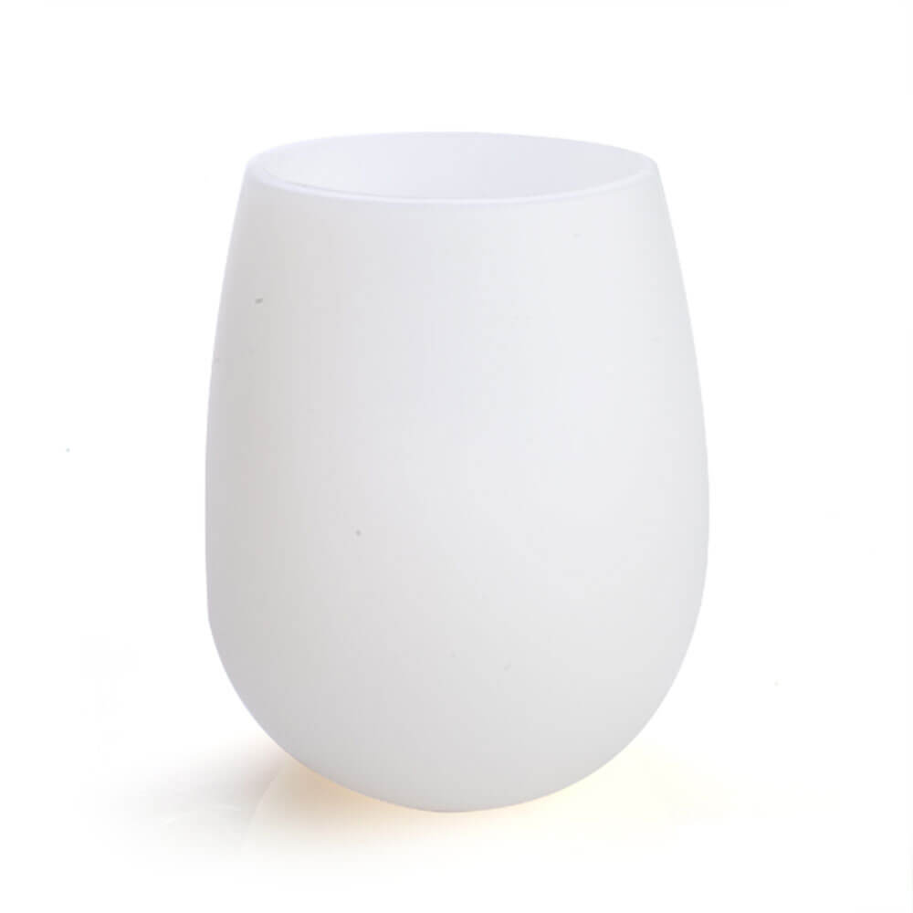 Tasse de vin nature brillant dans le noir