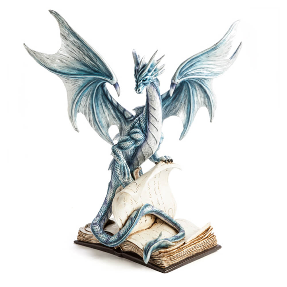 Grand dragon bleu debout sur un ancien livre ouvert