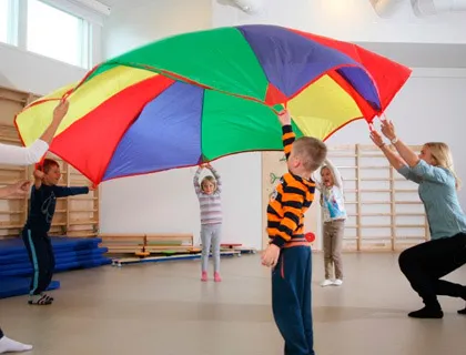 Parachute nylon diamètre 1.80m léger lavable coloris éclatants 6 poignées maintien solides renforcées