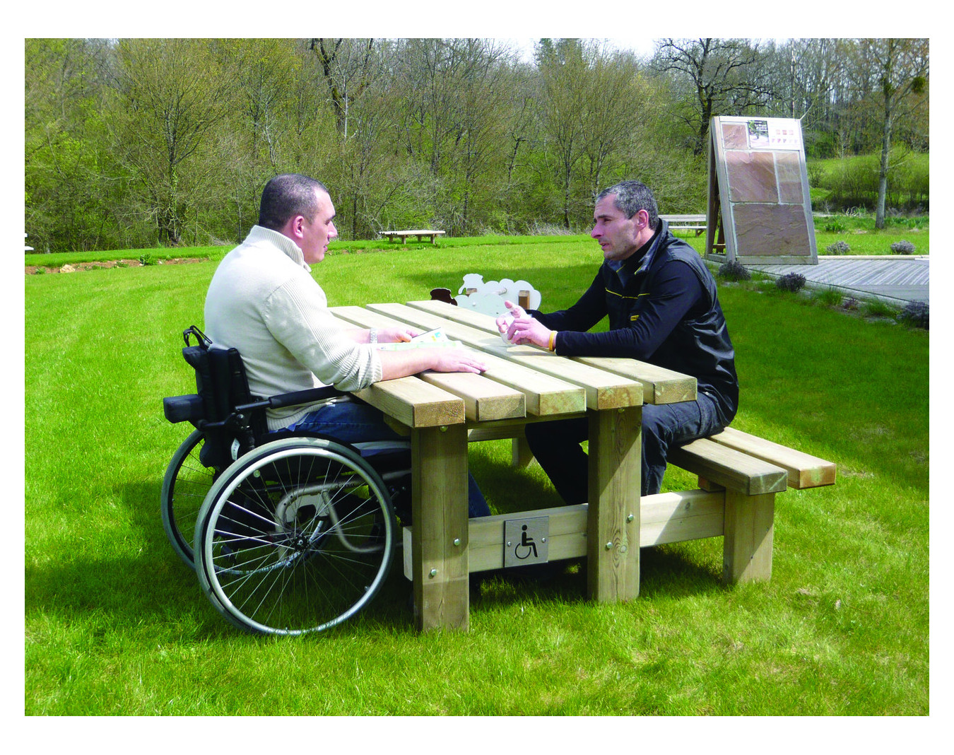 Table pique-nique bois accès Plus PMR